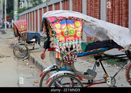 Dhaka, Bangladesh - le 08 janvier 2021 : devant l'hôpital de la Sainte famille d'Eskaton, dans la capitale, un extracteur de pousse-pousse a campé sur le côté de la route Banque D'Images