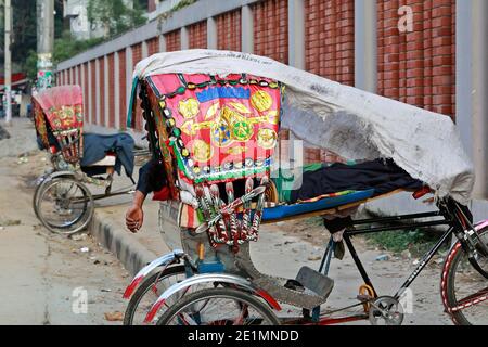 Dhaka, Bangladesh - le 08 janvier 2021 : devant l'hôpital de la Sainte famille d'Eskaton, dans la capitale, un extracteur de pousse-pousse a campé sur le côté de la route Banque D'Images