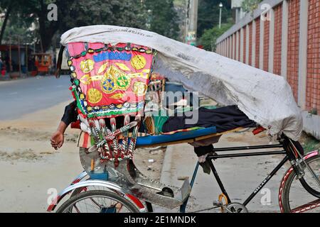 Dhaka, Bangladesh - le 08 janvier 2021 : devant l'hôpital de la Sainte famille d'Eskaton, dans la capitale, un extracteur de pousse-pousse a campé sur le côté de la route Banque D'Images