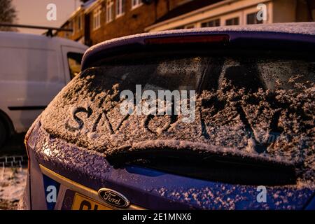 Birmingham, West Midlands, Royaume-Uni. 8 janvier 2021. Des bandes de neige dispersées à travers le Royaume-Uni pendant la nuit, et à travers vendredi matin laissant les routes blanches et chatoyantes. Crédit : Ryan Underwood/Alay Live News Banque D'Images