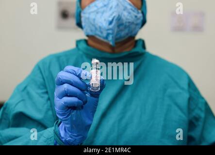 Kolkata, Inde. 07 janvier 2020. Un professionnel de la santé tient un flacon de vaccin à col montant pendant la phase sèche du vaccin COVID-19 à un collège médical. Selon le ministère de la Santé, le ministère indien de la Santé évalue l'état de préparation avant la vaccination effective, qui pourrait commencer à partir du 13 janvier. Crédit : SOPA Images Limited/Alamy Live News Banque D'Images