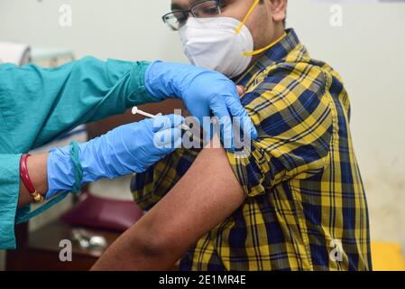 Kolkata, Inde. 07 janvier 2020. Un professionnel de la santé vaccine un homme pendant la phase sèche du vaccin COVID-19 dans un collège médical. Selon le ministère de la Santé, le ministère indien de la Santé évalue l'état de préparation avant la vaccination effective, qui pourrait commencer à partir du 13 janvier. Crédit : SOPA Images Limited/Alamy Live News Banque D'Images