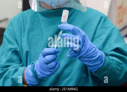 Kolkata, Inde. 07 janvier 2020. Un professionnel de la santé prépare un vaccin de corona factice pendant la course à sec du vaccin COVID-19 à un collège médical. Selon le ministère de la Santé, le ministère indien de la Santé évalue l'état de préparation avant la vaccination effective, qui pourrait commencer à partir du 13 janvier. Crédit : SOPA Images Limited/Alamy Live News Banque D'Images