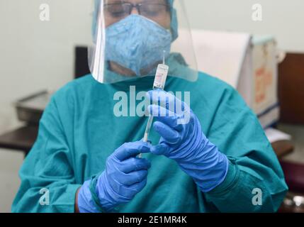 Kolkata, Inde. 07 janvier 2020. Un professionnel de la santé prépare un vaccin de corona factice pendant la course à sec du vaccin COVID-19 à un collège médical. Selon le ministère de la Santé, le ministère indien de la Santé évalue l'état de préparation avant la vaccination effective, qui pourrait commencer à partir du 13 janvier. Crédit : SOPA Images Limited/Alamy Live News Banque D'Images