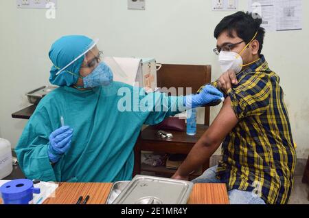 Kolkata, Inde. 07 janvier 2020. Un professionnel de la santé vaccine un homme pendant la phase sèche du vaccin COVID-19 dans un collège médical. Selon le ministère de la Santé, le ministère indien de la Santé évalue l'état de préparation avant la vaccination effective, qui pourrait commencer à partir du 13 janvier. Crédit : SOPA Images Limited/Alamy Live News Banque D'Images