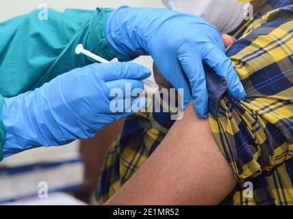 Kolkata, Inde. 07 janvier 2020. Un professionnel de la santé vaccine un homme pendant la phase sèche du vaccin COVID-19 dans un collège médical. Selon le ministère de la Santé, le ministère indien de la Santé évalue l'état de préparation avant la vaccination effective, qui pourrait commencer à partir du 13 janvier. Crédit : SOPA Images Limited/Alamy Live News Banque D'Images