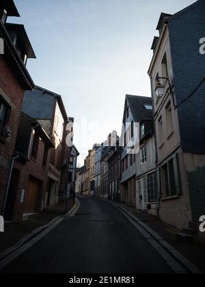 Panorama de carte postale de façades de bâtiments historiques anciens dans le village de pêcheurs Ville Honfleur Calvados Normandie France en Europe Banque D'Images