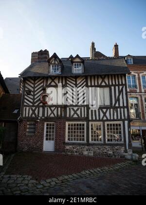 Panorama de carte postale de façades de bâtiments historiques anciens dans le village de pêcheurs Ville Honfleur Calvados Normandie France en Europe Banque D'Images