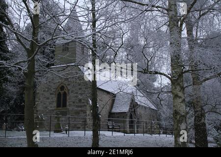 Eglise St Mary avec sa tour en bois, Kinwarton, près d'Alcester, Warwickshire, Royaume-Uni dans la neige, à Dawn. Une scène de Noël dans le comté de Shakespeare. Banque D'Images