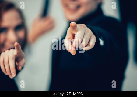gros plan. les jeunes gens d'affaires vous pointent vers vous Banque D'Images