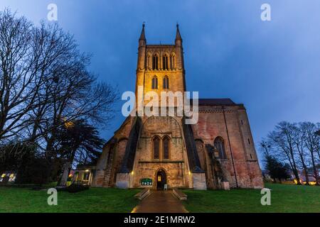 Vue d'hiver sur l'église illuminée de l'abbaye de Pershore, Worcestershire, Angleterre Banque D'Images