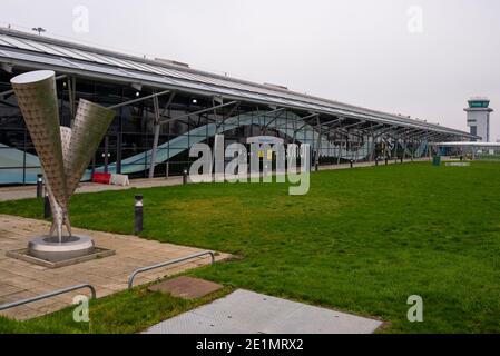 Aéroport de Londres Southend, Essex, Royaume-Uni. 8 janvier 2021. Le Boeing 737 de Ryanair, numéro de vol FR2190, a décollée pour Malaga en Espagne et reviendra dans la soirée, après quoi l'aéroport de Southend fermera les vols passagers en raison du confinement de la COVID 19 jusqu'au moins en février, Un autre coup porté à l'aéroport en difficulté. EasyJet a fermé sa base à Southend au début de la pandémie, mais a aidé les finances de l'aéroport en y stockant une quantité d'avions. Tous sont maintenant partis. Les propriétaires Stobart demandent l'aide du gouvernement pour les aider. Changement de nom à Esken Banque D'Images