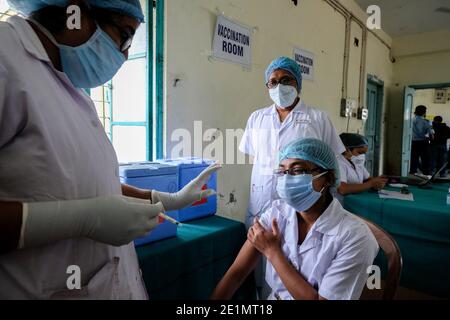 Kolkata, Inde. 08 janvier 2021. Un volontaire de vaccination explique toutes les étapes nécessaires avant d'injecter le vaccin à un travailleur de première ligne. Le vaccin COVID-19 a été administré à sec dans tout le Bengale occidental, avec trois sites à Kolkata, 69 dans le Bengale occidental. Selon les responsables du département de la santé, la vaccination de masse commencera très bientôt en Inde. Crédit : SOPA Images Limited/Alamy Live News Banque D'Images