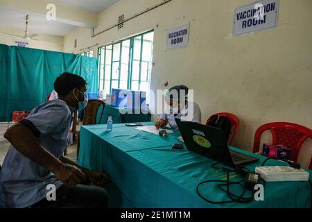 Kolkata, Inde. 08 janvier 2021. Un volontaire de vaccination vérifiant la preuve d'identité d'un travailleur de première ligne avant la vaccination. Le vaccin COVID-19 a été administré à sec dans tout le Bengale occidental, avec trois sites à Kolkata, 69 dans le Bengale occidental. Selon les responsables du département de la santé, la vaccination de masse commencera très bientôt en Inde. Crédit : SOPA Images Limited/Alamy Live News Banque D'Images