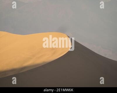 Vue panoramique de carte postale des dunes de sable sec texture motif côtier Oasis désertique de Huacachina ICA province Pérou Amérique du Sud Banque D'Images