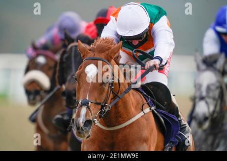 Jumping Cats, monté par le jockey Jamie Moore (en façade), remporte la visite attheraces.com 'Jumpers' Bumper' NH Flat Race à l'hippodrome de Lingfield Park. Banque D'Images