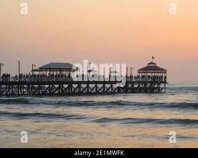 Vue panoramique au coucher du soleil sur la jetée de Huanchaco sur la mer du pacifique Plage de sable Trujillo la Libertad Pérou en Amérique du Sud Banque D'Images