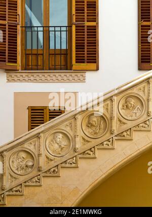 Vieux escalier sculpté et fenêtres avec volets dans la sa Portella Quartier de la vieille ville historique de Palma Majorque Baléares Espagne Banque D'Images
