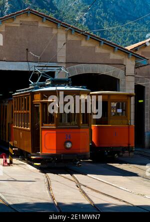 Le tram passe à la gare de Soller, sur la Tranvia de Soller tramway heritage reliant Port de Soller et Soller In Majorque Espagne qui a ouvert 1913 Banque D'Images