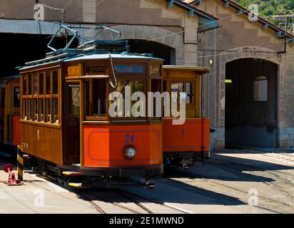 Le tram passe à la gare de Soller, sur la Tranvia de Soller tramway heritage reliant Port de Soller et Soller In Majorque Espagne qui a ouvert 1913 Banque D'Images