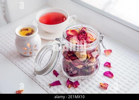 Utiliser des pétales de rose secs pour faire de la rose potpourri qui est super pour l'odeur de maison. Un excellent moyen de préserver les fleurs et les souvenirs. Couvercle du pot Mason ouvert. Banque D'Images