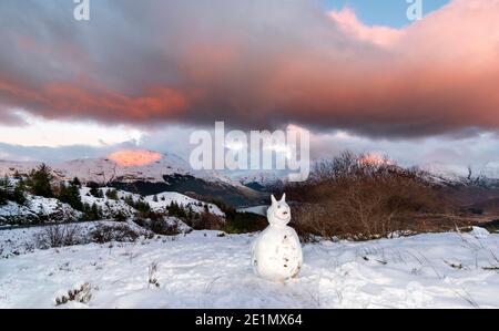 SCOTLAND WEST COAST HIGHLANDS KINTAIL HIVER BONHOMME DE NEIGE LUMIÈRE DU SOIR ALLUMÉ CINQ SŒURS MONTAGNES UNE VUE DE LA BEALACH RATAGAIN ON LA ROUTE DE GLENELG Banque D'Images