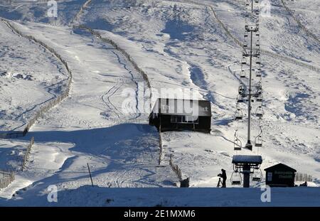 Une pente vide et un télésiège au centre de ski de Glenshee se ferment alors que des mesures de verrouillage plus strictes sont entrées en vigueur pour l'Écosse continentale. Banque D'Images