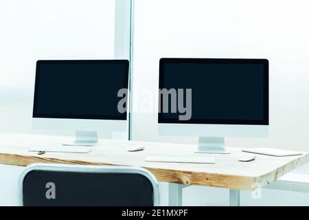 Close up. Les ordinateurs personnels sur le bureau 24. Banque D'Images