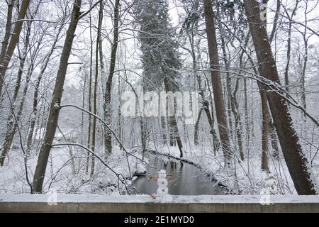 Paysage hivernal gelé avec arbres couverts de neige et rivière en Bavière, Allemagne. Banque D'Images