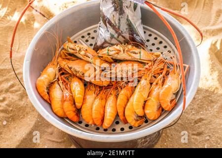 Les fruits de mer de la crevette King sont servis fraîchement préparés sur la plage Dans le district de Pattaya Chonburi Thaïlande Asie du Sud-est Banque D'Images
