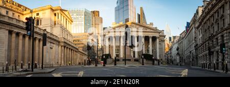 Londres - janvier 2021 : vue panoramique de la Banque d'Angleterre et du bâtiment de la Bourse royale dans la ville de Londres Banque D'Images