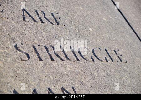 Détail de l'une des citations du président Kennedy près de sa tombe, mettant en lumière la lutte. Au cimetière national d'Arlington près de Washington DC. Banque D'Images