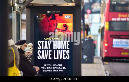 Brighton UK 8 janvier 2021 - UNE affiche du coronavirus « Stay Home Save Lives » dans un arrêt de bus à Brighton comme les restrictions de verrouillage du coronavirus COVID-19 se poursuivent en Angleterre : Credit Simon Dack / Alay Live News Banque D'Images