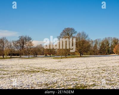 Un terrain de Bretton Ouest avec une couverture de neige légère pendant un hiver brillant. ROYAUME-UNI Banque D'Images