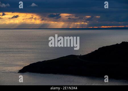 Swansea, Royaume-Uni. 08 janvier 2021. Les gens à l'extérieur et à propos de prendre leur exercice de verrouillage à Langland Bay près de Swansea cet après-midi que la température a lutté pour obtenir au-dessus de gel pendant la plupart d'aujourd'hui. Le premier ministre Mark Drakeford a confirmé aujourd'hui que les restrictions actuelles en matière de confinement seraient étendues et « élargies ». Les écoles et les collèges du pays de Galles resteront fermés à la plupart des élèves jusqu'à la mi-février, à moins qu'il n'y ait une baisse « significative » dans les cas Covid. Credit: Phil Rees/Alamy Live News Banque D'Images