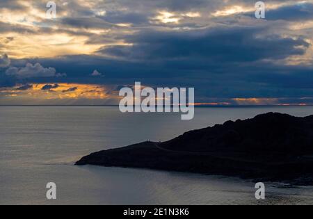 Swansea, Royaume-Uni. 08 janvier 2021. Les gens à l'extérieur et à propos de prendre leur exercice de verrouillage à Langland Bay près de Swansea cet après-midi que la température a lutté pour obtenir au-dessus de gel pendant la plupart d'aujourd'hui. Le premier ministre Mark Drakeford a confirmé aujourd'hui que les restrictions actuelles en matière de confinement seraient étendues et « élargies ». Les écoles et les collèges du pays de Galles resteront fermés à la plupart des élèves jusqu'à la mi-février, à moins qu'il n'y ait une baisse « significative » dans les cas Covid. Credit: Phil Rees/Alamy Live News Banque D'Images