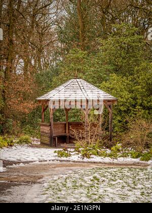 Belvédère hexagonal en bois recouvert de neige dans la forêt de Harlow Carr. North Yorkshire, Royaume-Uni Banque D'Images