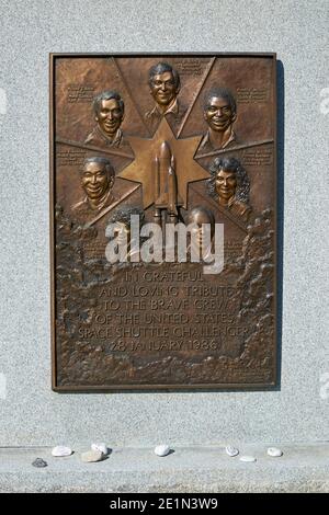 Plaque commémorative en bronze dédiée aux membres d'équipage de la navette spatiale Challenger accident à partir de 1986. Au cimetière national d'Arlington près de Washingto Banque D'Images