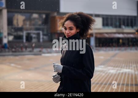 Une femme sportive qui fait du jogging sur une place vide Banque D'Images