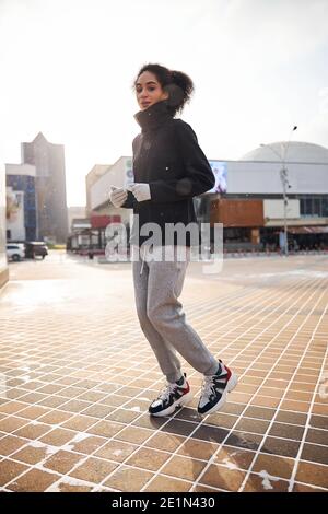 La femme a pris la peine de faire du jogging tranquillement dans le quartier central Banque D'Images