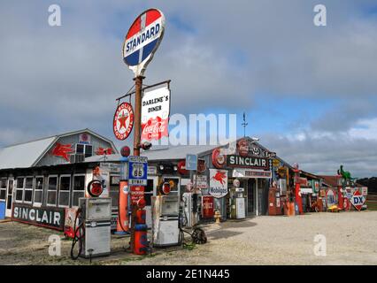 Des souvenirs anciens de la station-service sont exposés à Bob's Gasoline Alley, près de la route 66, près de Cuba, Missouri. L'attraction de bord de route a fermé en 2020. Banque D'Images