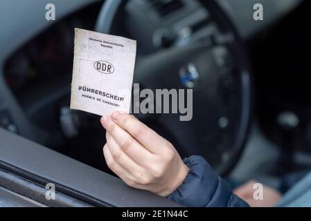 Magdebourg, Allemagne. 31 décembre 2020. Une femme détient un permis de conduire de la RDA dans sa main. Les permis de conduire de la RDA sont encore valables dans la 31e année de l'unification allemande. Toutefois, ils doivent être échangés graduellement, échelonnés selon les cohortes de naissance. Les derniers permis de conduire de la RDA perdront leur validité en janvier 2033. Credit: Stephan Schulz/dpa-Zentralbild/ZB/dpa/Alay Live News Banque D'Images