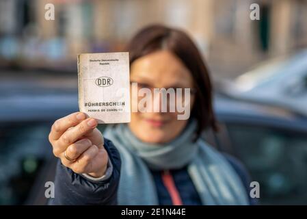 Magdebourg, Allemagne. 31 décembre 2020. Une femme détient un permis de conduire de la RDA dans sa main. Les permis de conduire de la RDA sont encore valables dans la 31e année de l'unification allemande. Toutefois, ils doivent être échangés graduellement, échelonnés selon les cohortes de naissance. Les derniers permis de conduire de la RDA perdront leur validité en janvier 2033. Credit: Stephan Schulz/dpa-Zentralbild/ZB/dpa/Alay Live News Banque D'Images