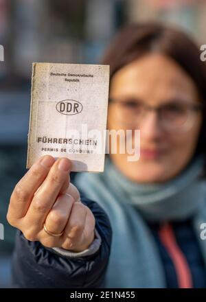 Magdebourg, Allemagne. 31 décembre 2020. Une femme détient un permis de conduire de la RDA dans sa main. Les permis de conduire de la RDA sont encore valables dans la 31e année de l'unification allemande. Toutefois, ils doivent être échangés graduellement, échelonnés selon les cohortes de naissance. Les derniers permis de conduire de la RDA perdront leur validité en janvier 2033. Credit: Stephan Schulz/dpa-Zentralbild/ZB/dpa/Alay Live News Banque D'Images