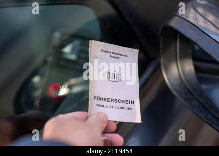 Magdebourg, Allemagne. 31 décembre 2020. Une femme détient un permis de conduire de la RDA dans sa main. Les permis de conduire de la RDA sont encore valables dans la 31e année de l'unification allemande. Toutefois, ils doivent être échangés graduellement, échelonnés selon les cohortes de naissance. Les derniers permis de conduire de la RDA perdront leur validité en janvier 2033. Credit: Stephan Schulz/dpa-Zentralbild/ZB/dpa/Alay Live News Banque D'Images