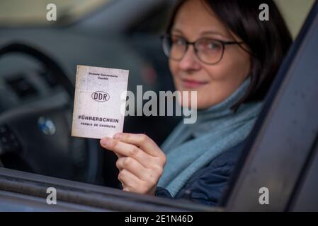Magdebourg, Allemagne. 31 décembre 2020. Une femme détient un permis de conduire de la RDA dans sa main. Les permis de conduire de la RDA sont encore valables dans la 31e année de l'unification allemande. Toutefois, ils doivent être échangés graduellement, échelonnés selon les cohortes de naissance. Les derniers permis de conduire de la RDA perdront leur validité en janvier 2033. Credit: Stephan Schulz/dpa-Zentralbild/ZB/dpa/Alay Live News Banque D'Images