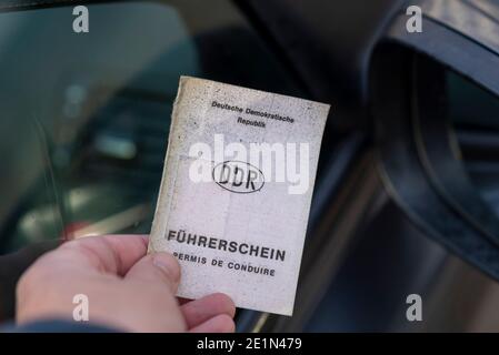 Magdebourg, Allemagne. 31 décembre 2020. Une femme détient un permis de conduire de la RDA dans sa main. Les permis de conduire de la RDA sont encore valables dans la 31e année de l'unification allemande. Toutefois, ils doivent être échangés graduellement, échelonnés selon les cohortes de naissance. Les derniers permis de conduire de la RDA perdront leur validité en janvier 2033. Credit: Stephan Schulz/dpa-Zentralbild/ZB/dpa/Alay Live News Banque D'Images