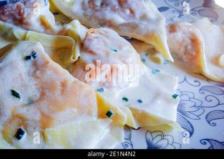 assiette de pâtes aux œufs, raviolis, farcie de garniture de citrouille et de saucisse, assaisonnée de beurre et de sauge, pour le déjeuner de fête Banque D'Images