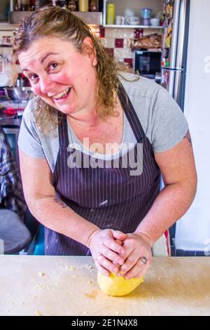 La femme de ménage italienne prépare des pâtes aux œufs, avec de la farine, de l'eau, des œufs, du sel, pour le déjeuner de fête. Banque D'Images