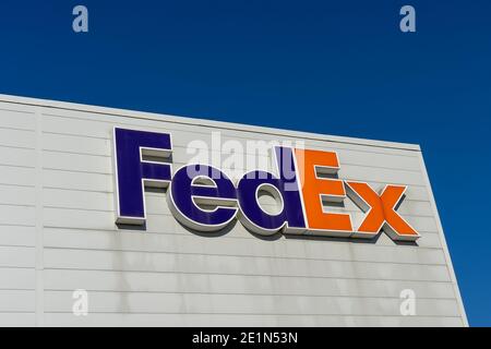 Cambridge, on, Canada - 17 octobre 2020 : un panneau mural FedEx est vu à Cambridge, Ontario, Canada. Banque D'Images